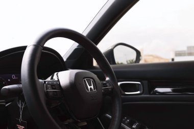 CHIANG RAI, THAILAND-4 Eylül 2022, Tüm Yeni Honda Civic RS 2022 'nin iç kısmı yumuşak odaklı ve arka planda ışık üzerinde  