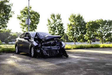 Hafif odaklı yolda trafik kazası ve arka planda ışık.