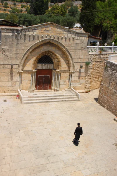 Sacerdote cristiano caminando a la antigua iglesia de Jerusalén —  Fotos de Stock