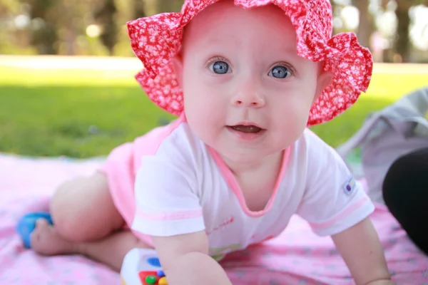 Bébé fille heureuse — Photo