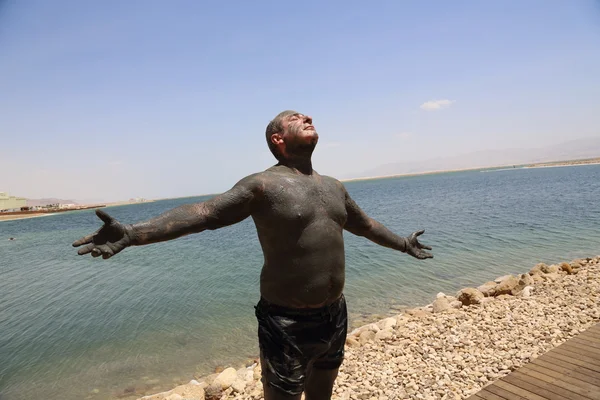 Кавказьких чоловіків в застосування грязі Мертвого моря — стокове фото