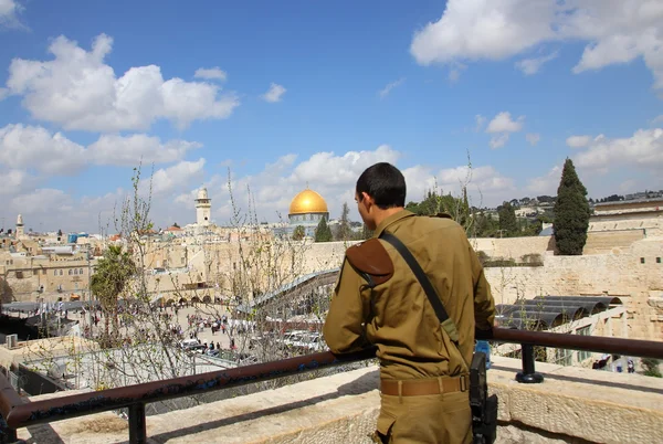 Israeli soldier looking at the wailing wall — Stock Photo, Image