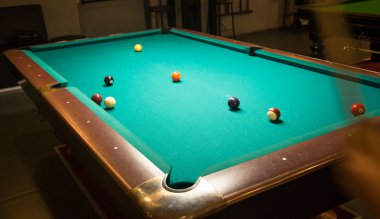 Toplu bilardo masası.