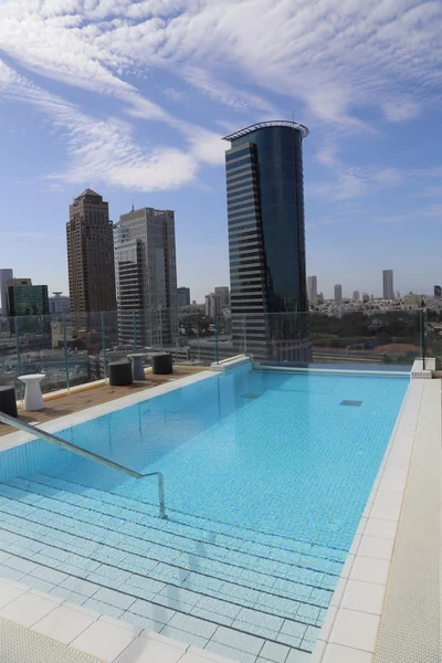 屋顶游泳池的摩天大楼，特拉维夫，以色列的屋顶上。靛蓝酒店精品 — 图库照片