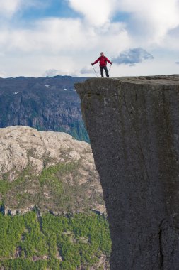taş preikestolen yol işareti