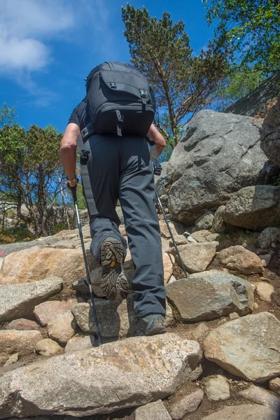 Wandelen in de bergen naar preikestolen, Noorwegen — Stockfoto