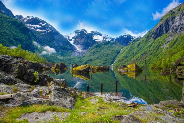 Grande lago Místico Bondhusvatnet — Fotografia de Stock