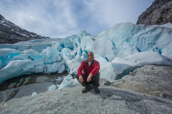 Geleira Nigardsbreen, um braço da geleira Jostedals, é uma atração turística popular — Fotografia de Stock