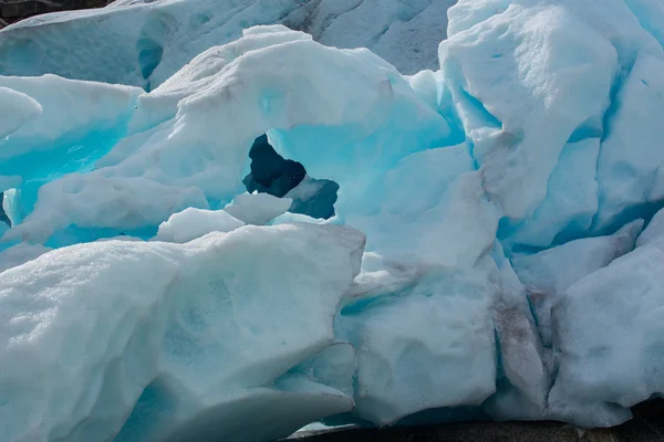 Λαμπερό μπλε πάγο στον παγετώνα nigardsbreen — Φωτογραφία Αρχείου