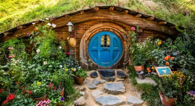 Güneşli hobbit mağarası düşüşü