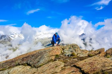 Kar Alpleri sıradağlarında İHA operatörü