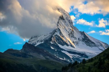 Rotenboden tren istasyonunun güneşli gündüz manzarasında Matterhorn zirvesi
