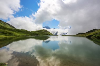 İsviçre dağlarının yansıması, kar ve en yüksek zirveleri olan güzel göl, İsviçre Alpleri - panoramik manzara