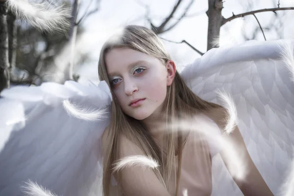 Schönes Mädchen Weißer Engel Mit Engelsflügeln — Stockfoto
