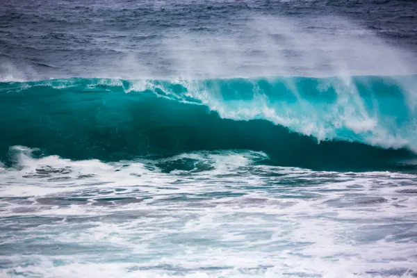 海の波の圧延 ターコイズブルーの水 — ストック写真