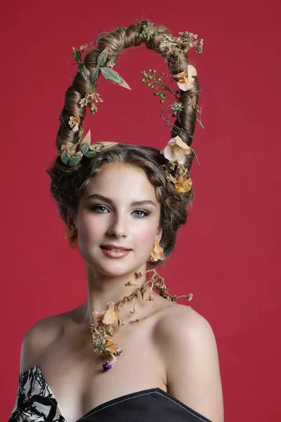 Menina Bonita Com Design Estilo Cabelo Criativo — Fotografia de Stock