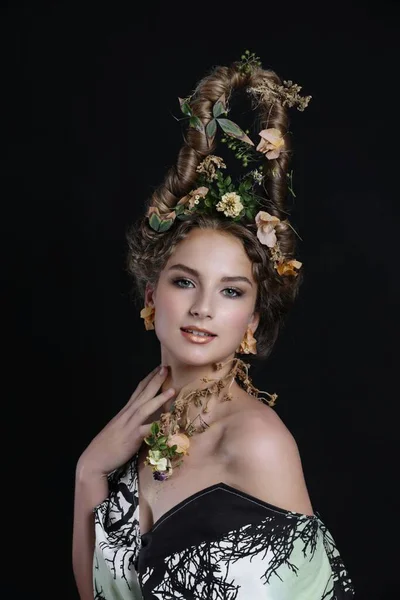 Όμορφο Κορίτσι Floral Δημιουργικό Σχεδιασμό Στυλ Μαλλιών Στούντιο Πυροβόλησε Μαύρο — Φωτογραφία Αρχείου