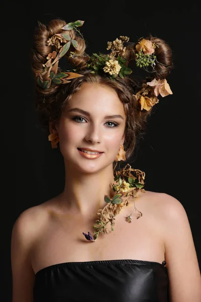 Menina Bonita Com Design Estilo Cabelo Criativo Floral Estúdio Filmado — Fotografia de Stock