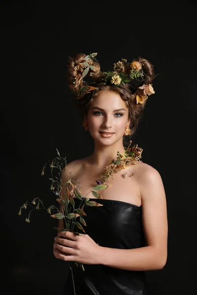 Menina Bonita Com Design Estilo Cabelo Criativo Floral Estúdio Filmado — Fotografia de Stock