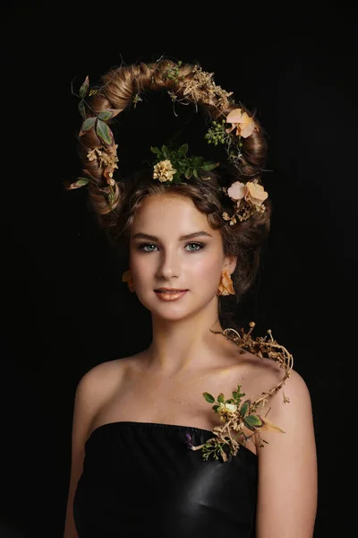 Hermosa Chica Con Diseño Estilo Pelo Creativo Floral Plano Estudio — Foto de Stock