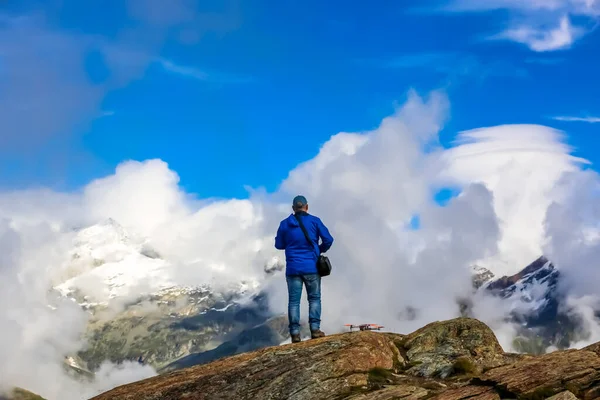 Drone Operator Sneeuw Alpen Bergketen — Stockfoto