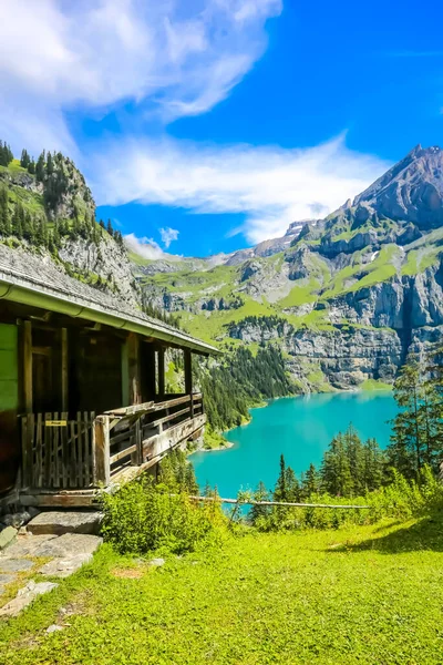 ユニークなOeschinensee湖でカラフルな夏の朝 スイスアルプスの素晴らしい屋外シーン — ストック写真