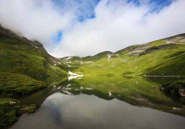 Hermoso Lago Con Reflejo Montaña Suiza Nieve Cumbres Más Altas —  Fotos de Stock