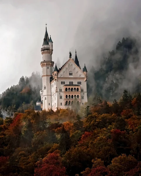Вид Замок Нойштайнер Время Туманного Осеннего Света — стоковое фото