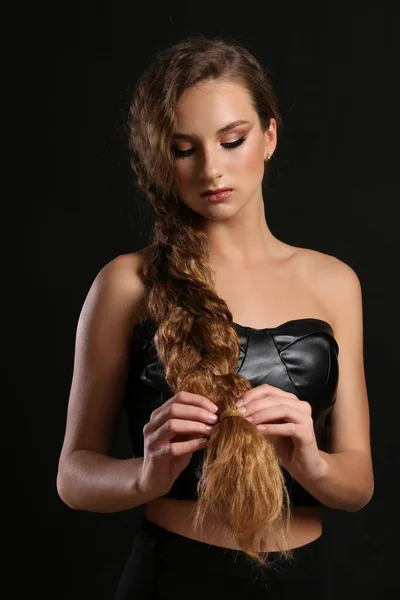 Schöne Mädchen Mit Langen Haaren Studioaufnahme — Stockfoto