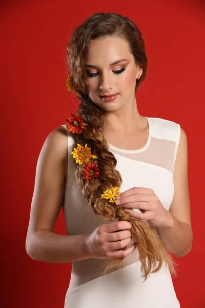 長い髪のデザインの美しい女の子 スタジオショット — ストック写真
