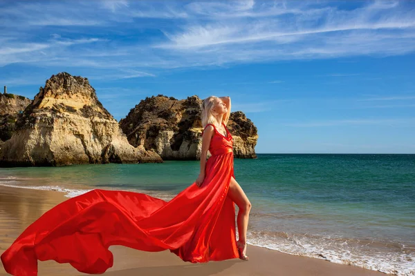 Deniz Kıyısında Güzel Bir Kadın Kırmızı Elbisesiyle Dinleniyor — Stok fotoğraf