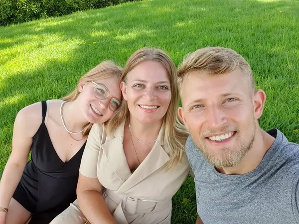 Mamá Hija Joven Hijo Están Haciendo Selfie Imagen De Stock