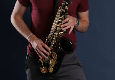 Saksafon çalar saksofoncu caz müzik. Saksafon alto caz müzisyen closeup eller