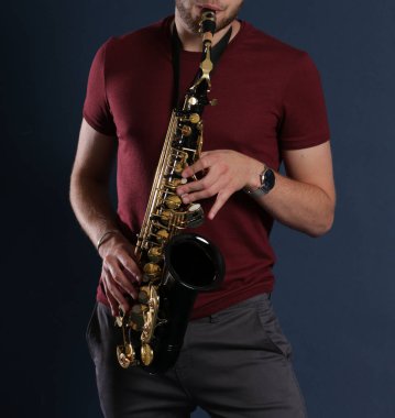 Saksafon çalar saksofoncu caz müzik. Saksafon alto caz müzisyen closeup eller