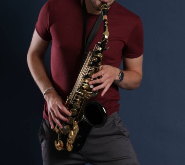 Saksafon çalar saksofoncu caz müzik. Saksafon alto caz müzisyen closeup eller