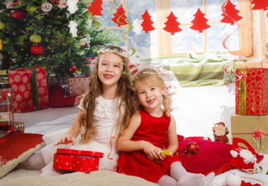 Noel ya da Yeni Yıl Sahnesi. Noel arifesinde güzel kız kardeşler