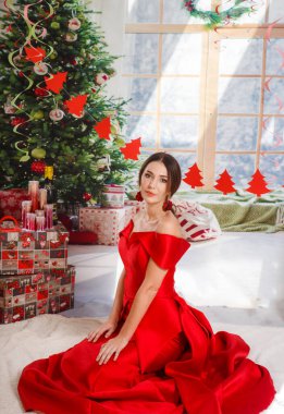 Noel ya da Yeni Yıl Sahnesi. Uzun kırmızı elbiseli güzel kadınlar.