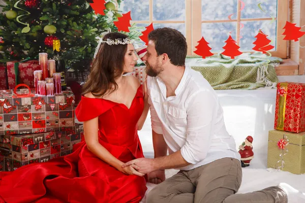 Cena Natal Ano Novo Casal Feliz Com Presentes Natal Casa — Fotografia de Stock