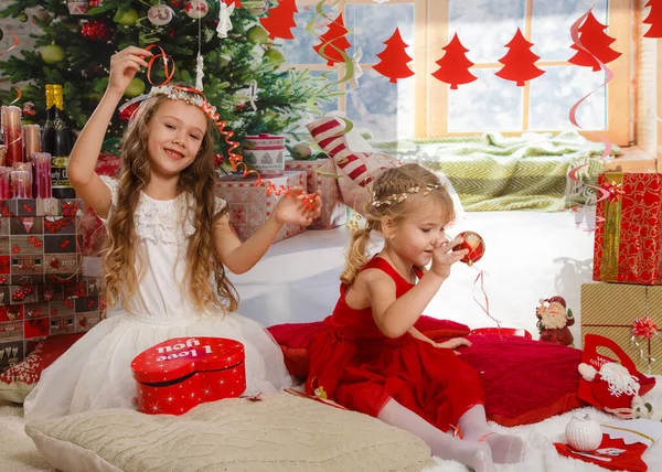 Новорічна Або Різдвяна Сцена Красиві Дівчата Сестри Різдвяному Інтер Єрі Ліцензійні Стокові Фото