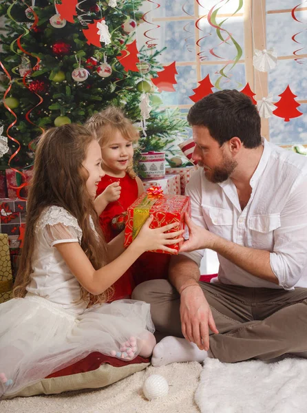 Weihnachts Oder Neujahrsszene Glückliche Familie Mit Weihnachtsgeschenken Hause lizenzfreie Stockfotos