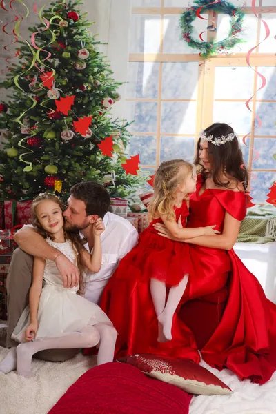 Noel Yeni Yıl Sahnesi Evde Noel Hediyeleriyle Mutlu Aile Stok Fotoğraf