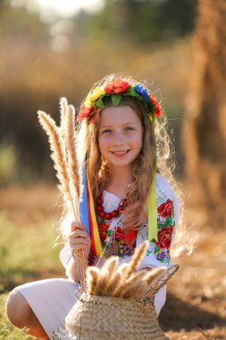 Savaştan sonraki gün. Ulusal kostümlü güzel Ukraynalı kız Vyshyvanka Rusya ile savaşta zaferi kutluyor