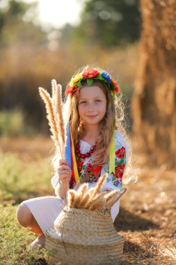 Savaştan sonraki gün. Ulusal kostümlü güzel Ukraynalı kız Vyshyvanka Rusya ile savaşta zaferi kutluyor