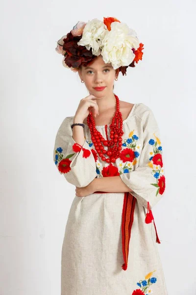 Beautiful Ukrainian Girl National Costume Vyshyvanka Studio Shoot White Background — Fotografia de Stock