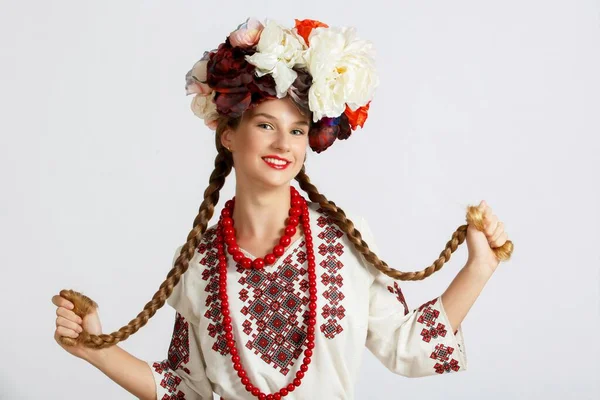 Meninas Ucranianas Bonitas Trajes Nacionais Vyshyvanka Estúdio Atirar Fundo Branco — Fotografia de Stock