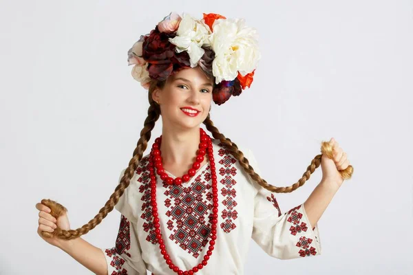 Beautiful Ukrainian Girls National Costumes Vyshyvanka Studio Shoot White Background — ストック写真