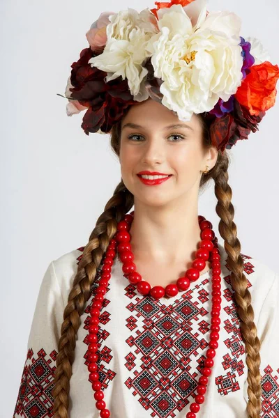 Красивые Украинские Девушки Национальных Костюмах Вышиванки Студия Снимает Белом Фоне — стоковое фото