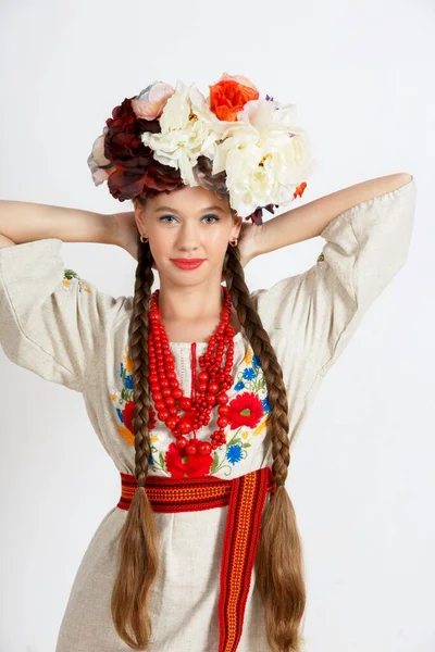 Beautiful Ukrainian Girl National Costume Vyshyvanka Studio Shoot White Background — ストック写真