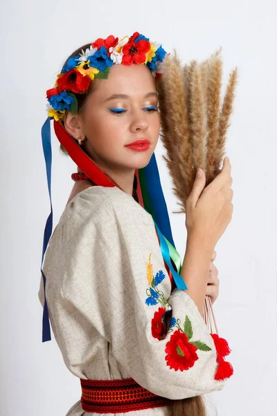Beautiful Ukrainian Girl National Costume Vyshyvanka Studio Shoot White Background — Stock Fotó
