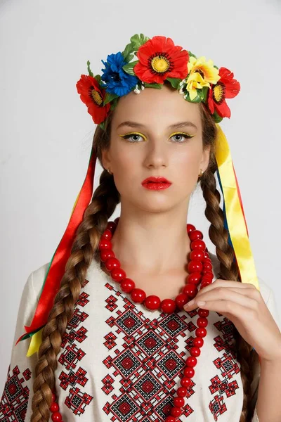 Beautiful Ukrainian Girls National Costumes Vyshyvanka Studio Shoot White Background — ストック写真